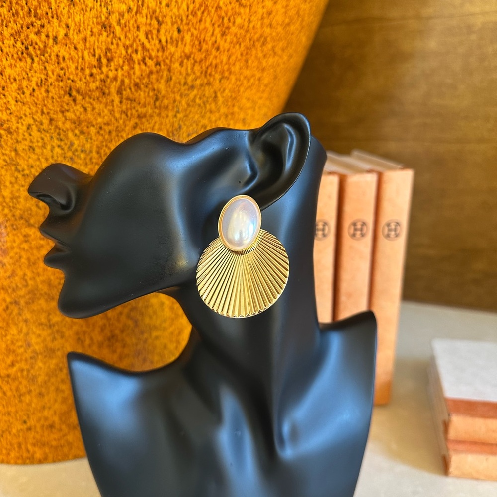 Zara Gold and Pearl Fan Earrings - Picture 3 of 4